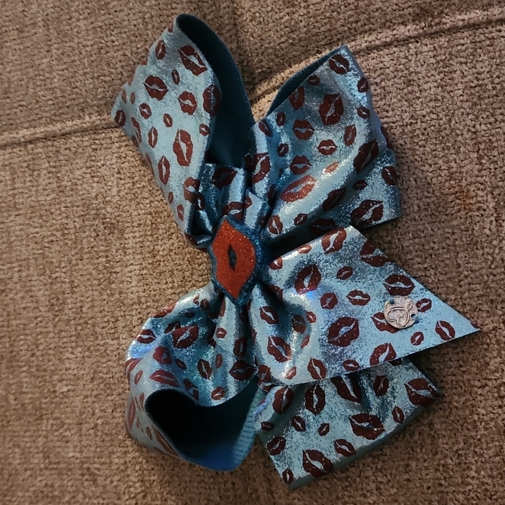 Kiss cute bow